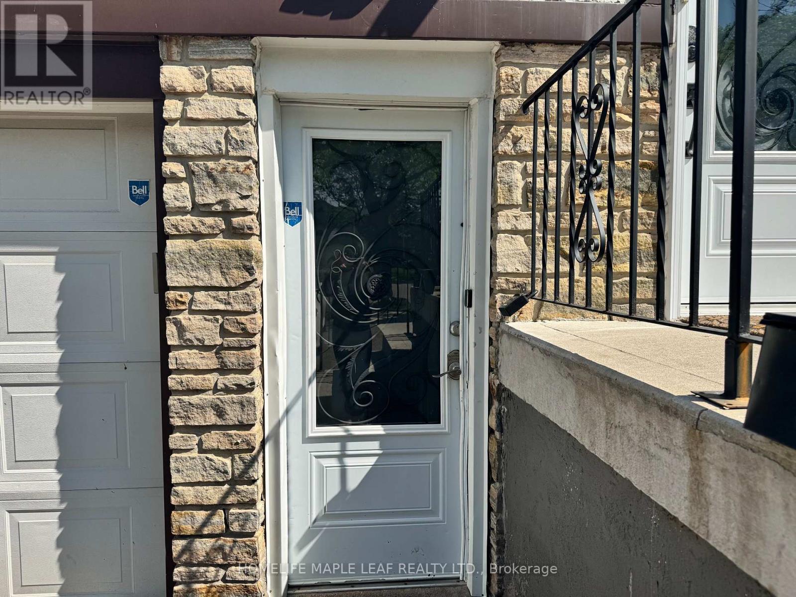 8 Montrose Place, Brampton, Ontario  L6S 2S8 - Photo 3 - W13218248