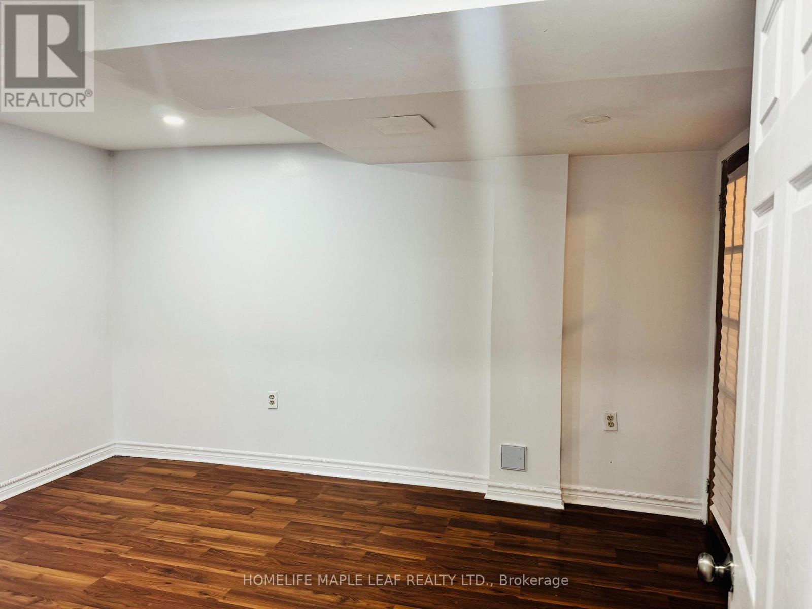 8 Montrose Place, Brampton, Ontario  L6S 2S8 - Photo 4 - W13218248