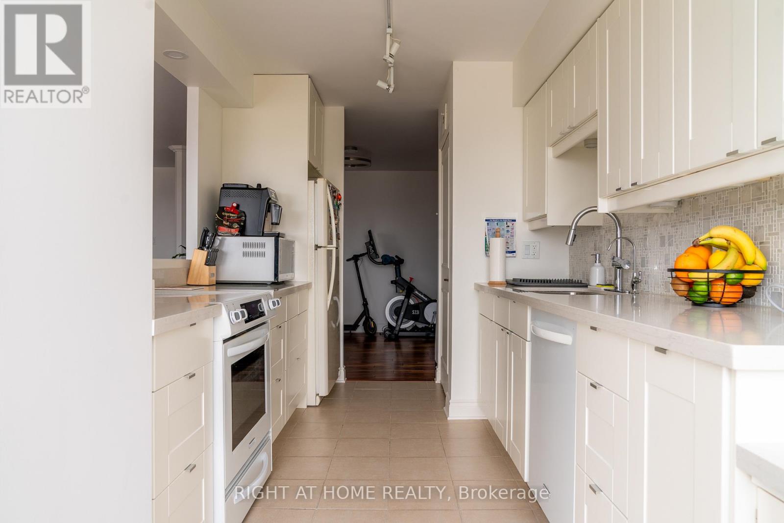 1003 - 1320 Islington Avenue, Toronto, Ontario  M9A 5C6 - Photo 4 - W13218330