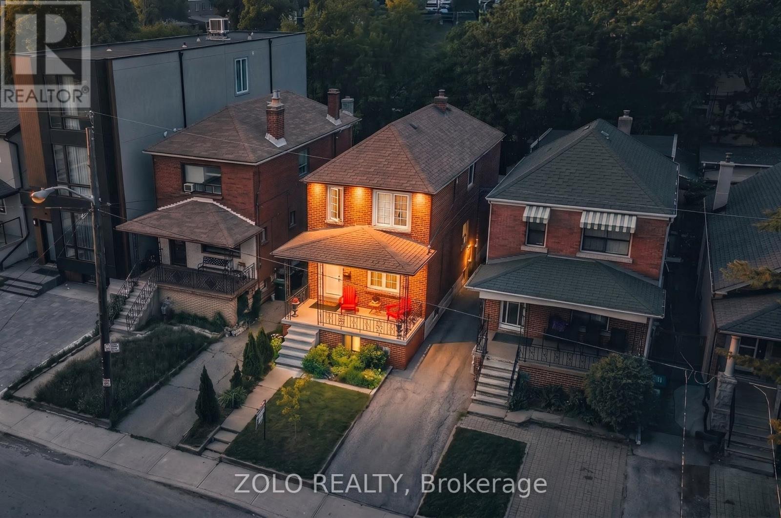 <div class="slider-price">$1,249,999</div><p>163 Cedric Avenue, Toronto, Ontario</p>