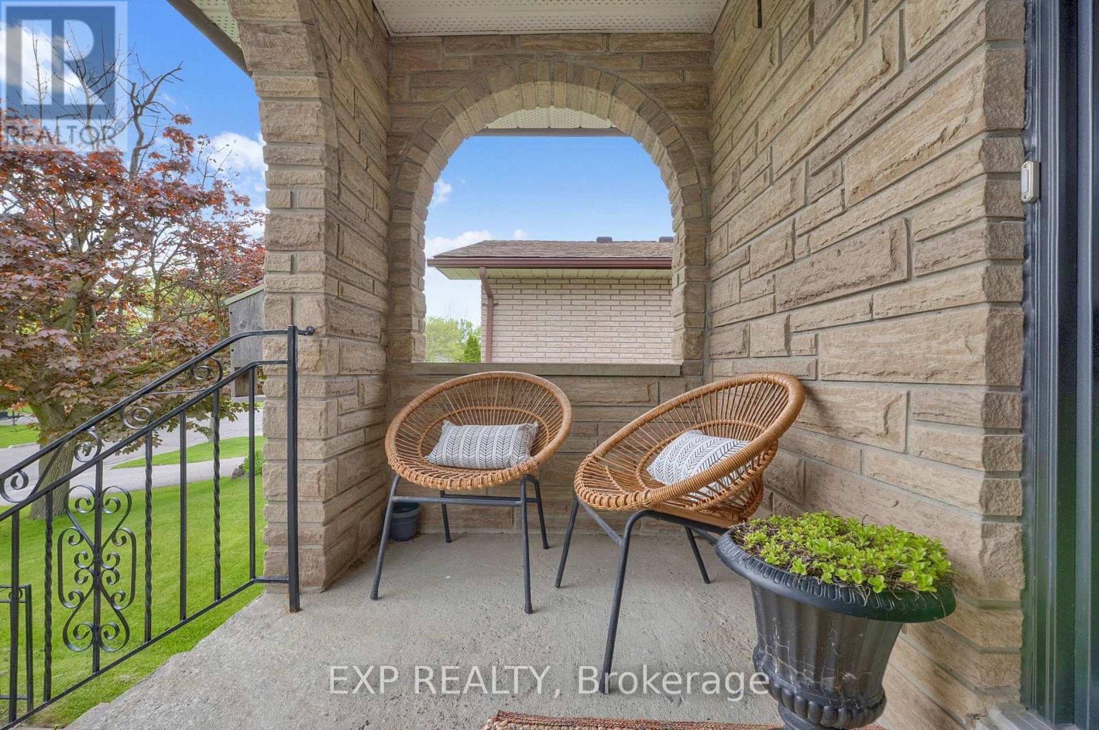 270 Fairlawn Court, Oshawa, Ontario  L1J 4P9 - Photo 2 - E13218374