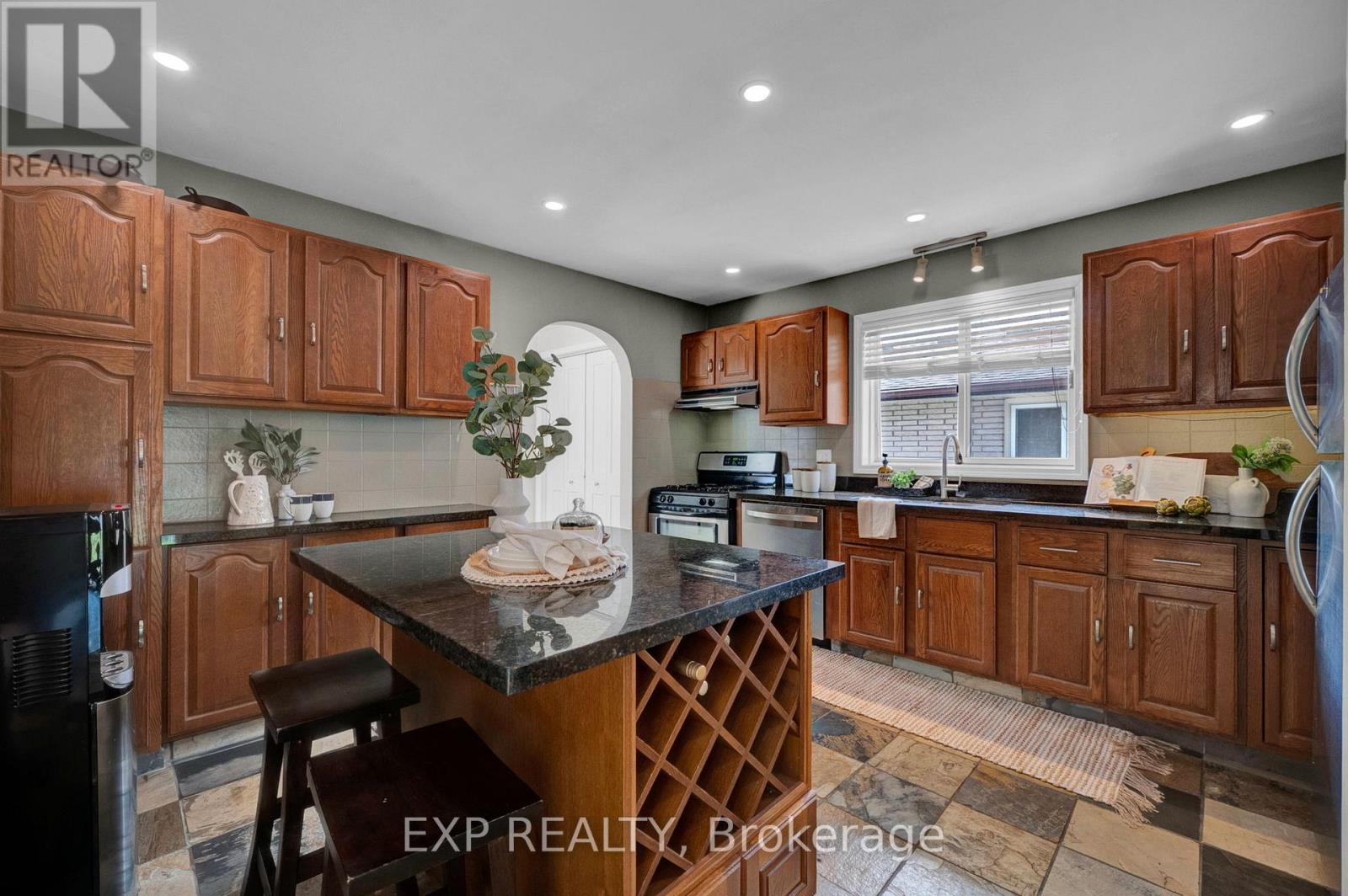 270 Fairlawn Court, Oshawa, Ontario  L1J 4P9 - Photo 6 - E13218374