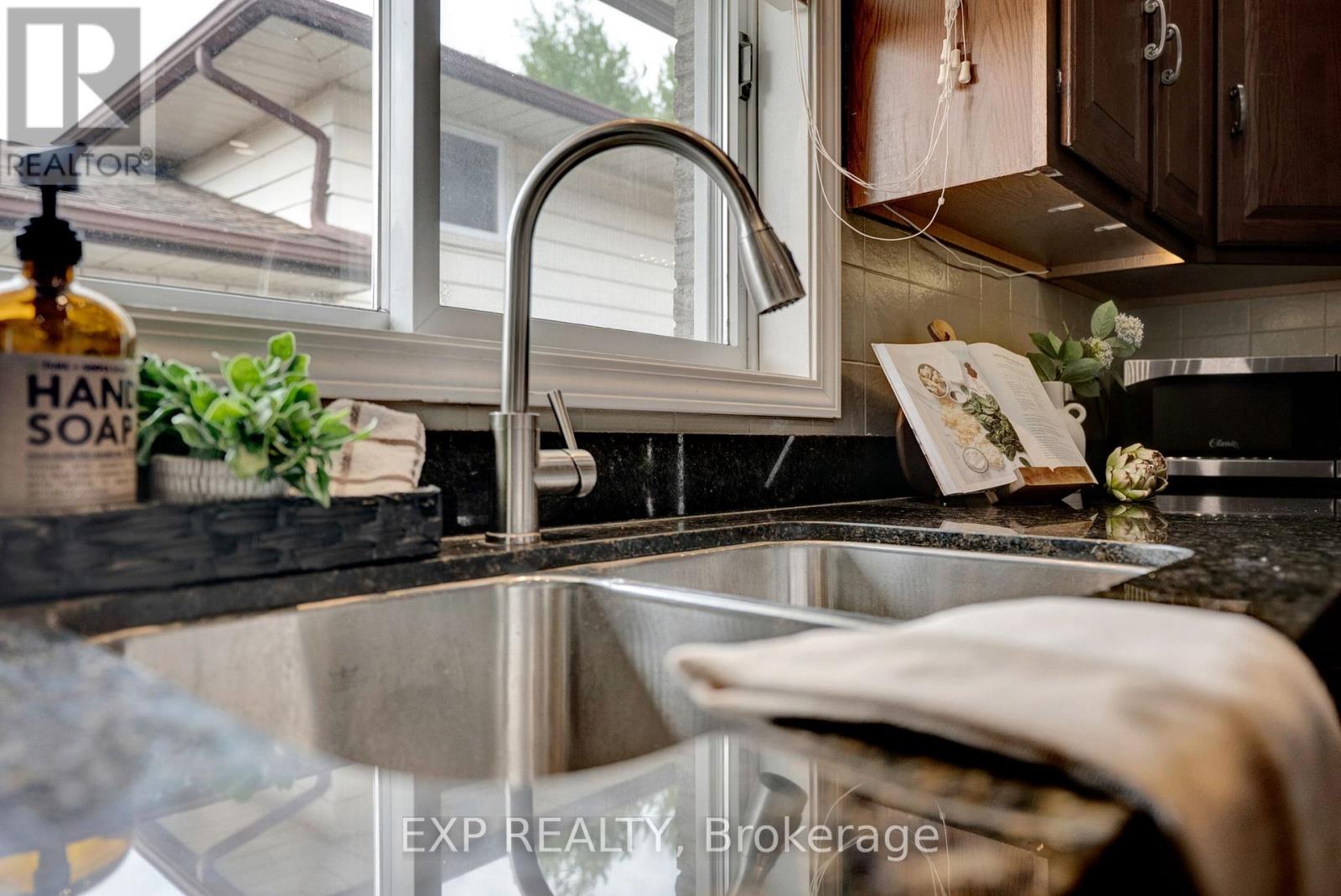 270 Fairlawn Court, Oshawa, Ontario  L1J 4P9 - Photo 9 - E13218374
