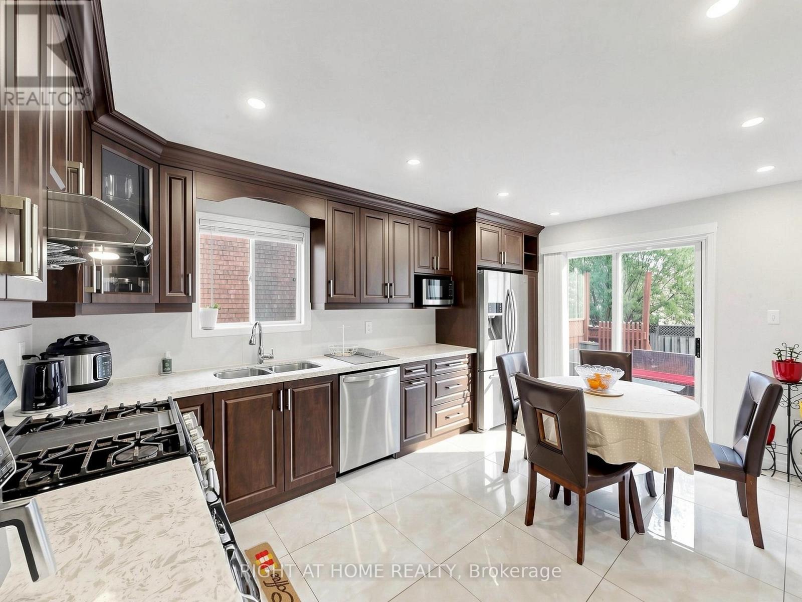 3815 Althorpe Circle, Mississauga, Ontario  L5N 7G3 - Photo 11 - W13208328