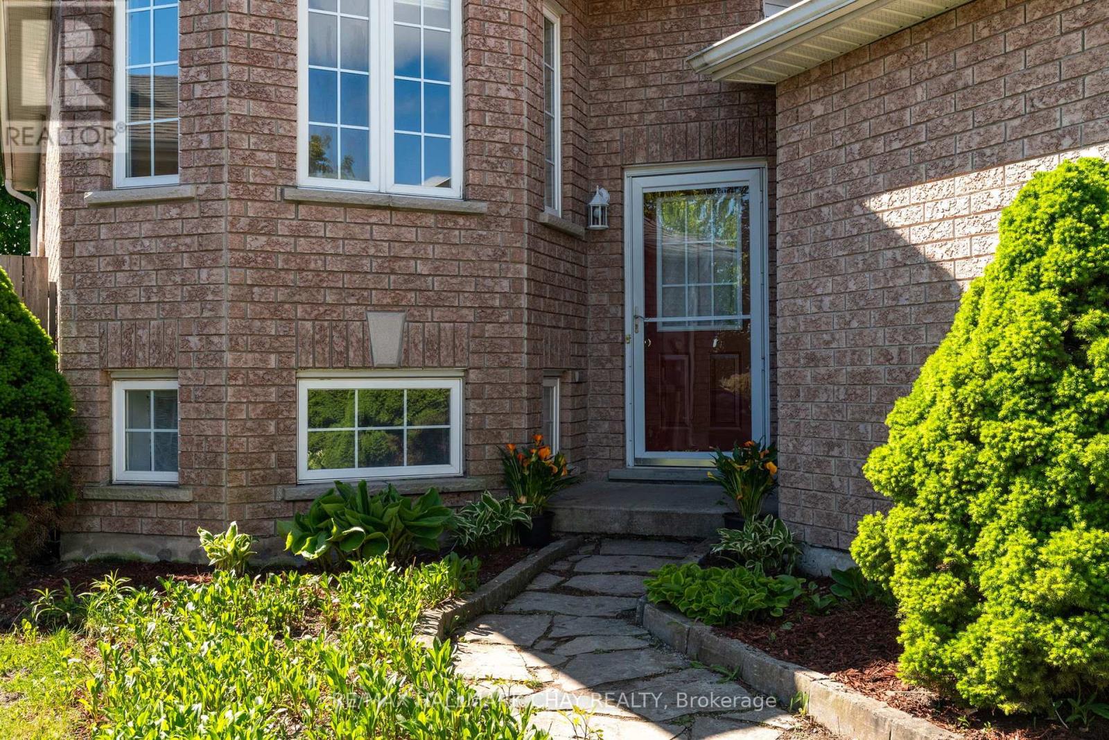 63 Masters Drive, Barrie, Ontario  L4M 6W9 - Photo 3 - S13218394