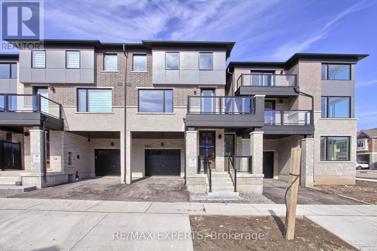 1237 Poppy Gardens, Oakville, Ontario  L6H 7Y4 - Photo 2 - W13218420