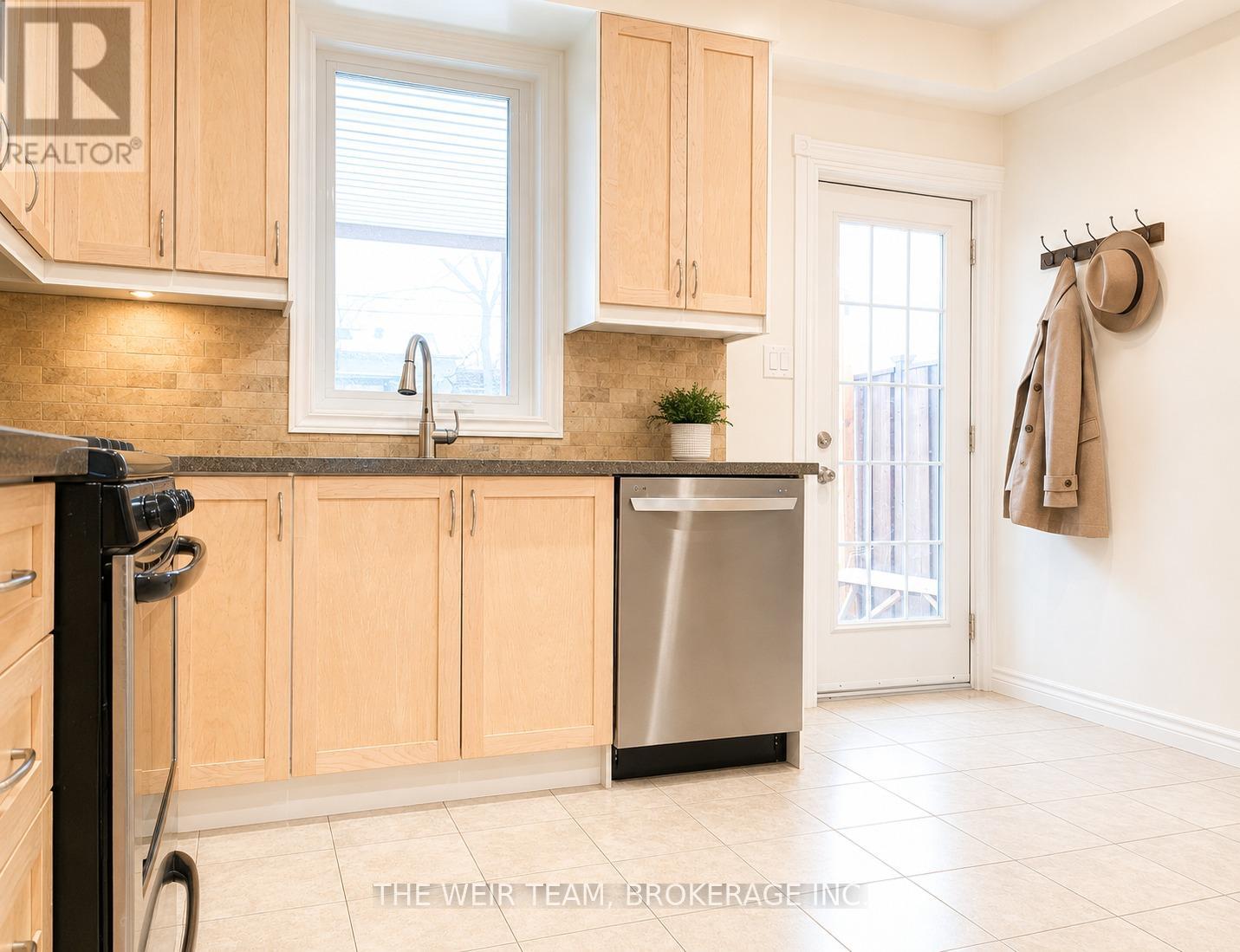 911 Woodbine Avenue, Toronto, Ontario  M4C 4B6 - Photo 10 - E13208308