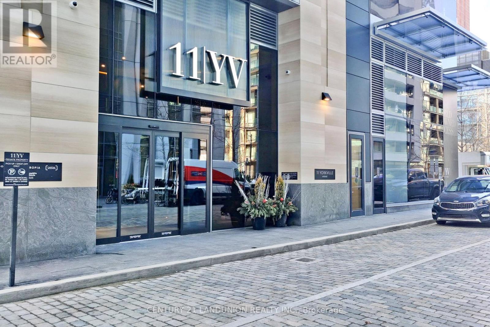 <div class="slider-price">$1,280,000</div><p>Ph4 - 11 Yorkville Avenue, Toronto, Ontario</p>