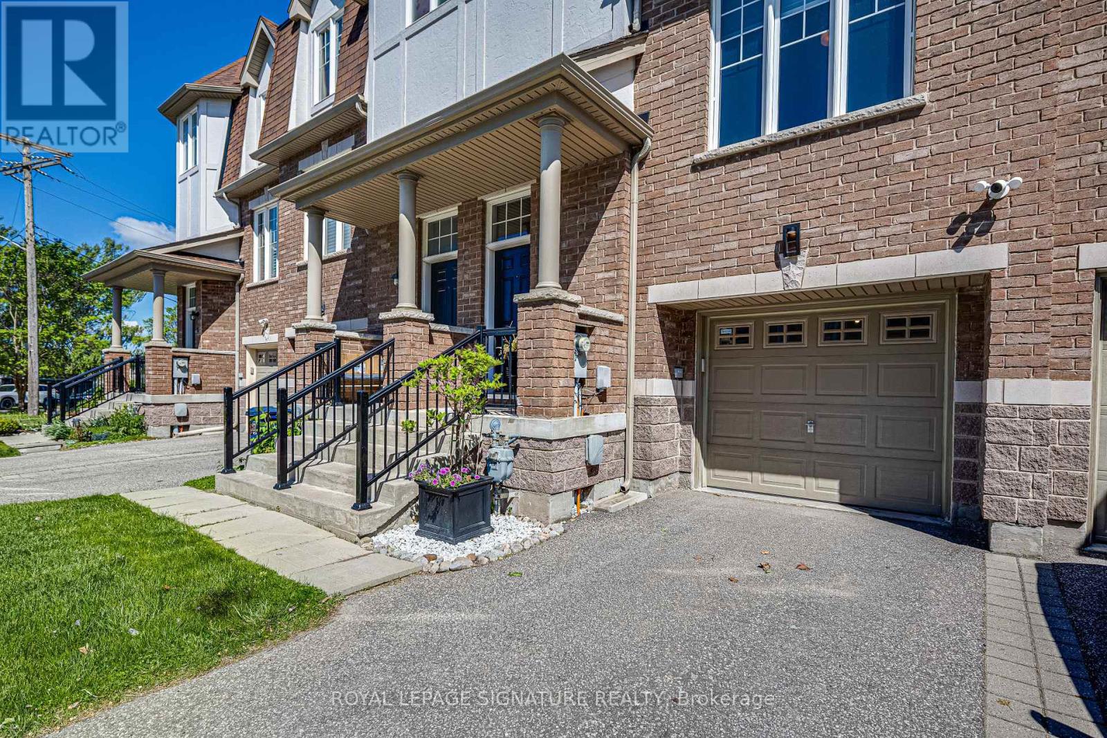 6 Collip Place, Toronto, Ontario  M4A 1Y3 - Photo 2 - C13218406