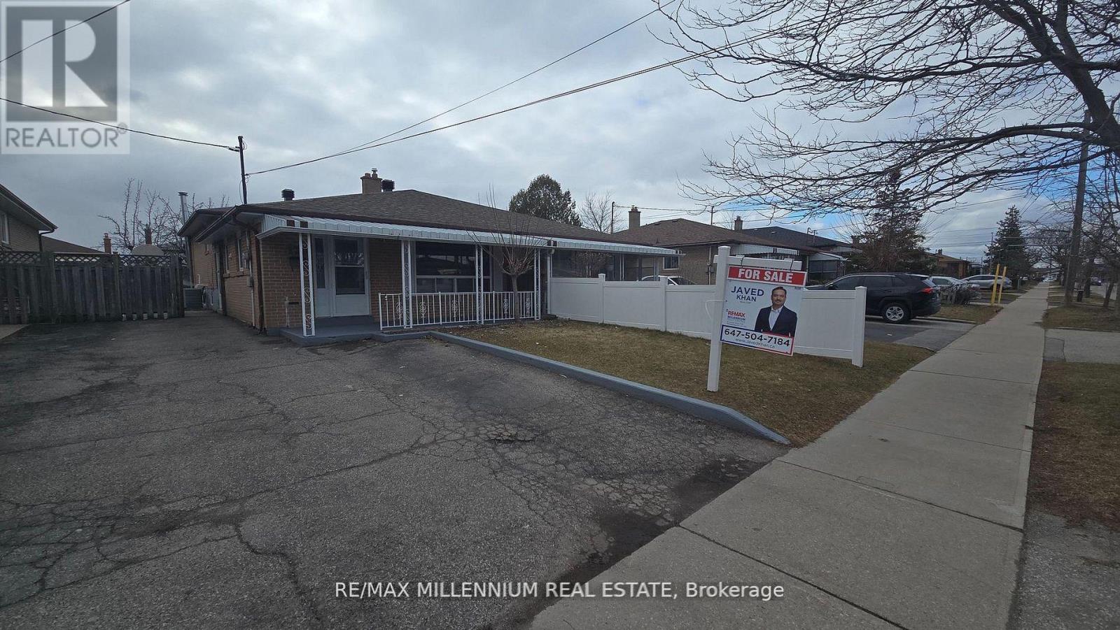 <div class="slider-price">$800,000</div><p>120 Duncanwoods Drive, Toronto, Ontario</p>