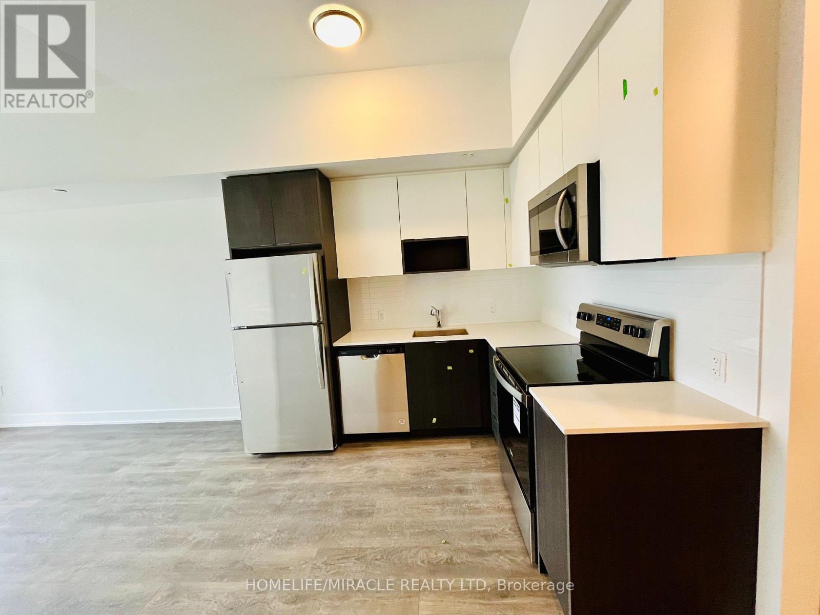 204 - 202 Burnhamthorpe Road E, Mississauga, Ontario  L5A 4L4 - Photo 4 - W13218474