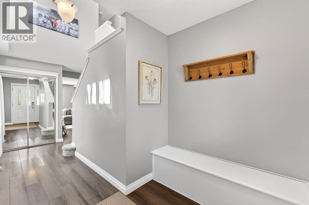 35 Crestmont Drive Sw, Calgary, Alberta  T3B 5X7 - Photo 4 - A2310292