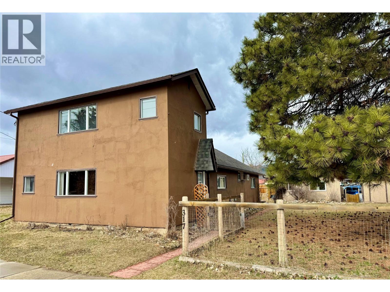 317 4th Avenue S, Cranbrook, British Columbia  V1C 2E6 - Photo 1 - 10379231
