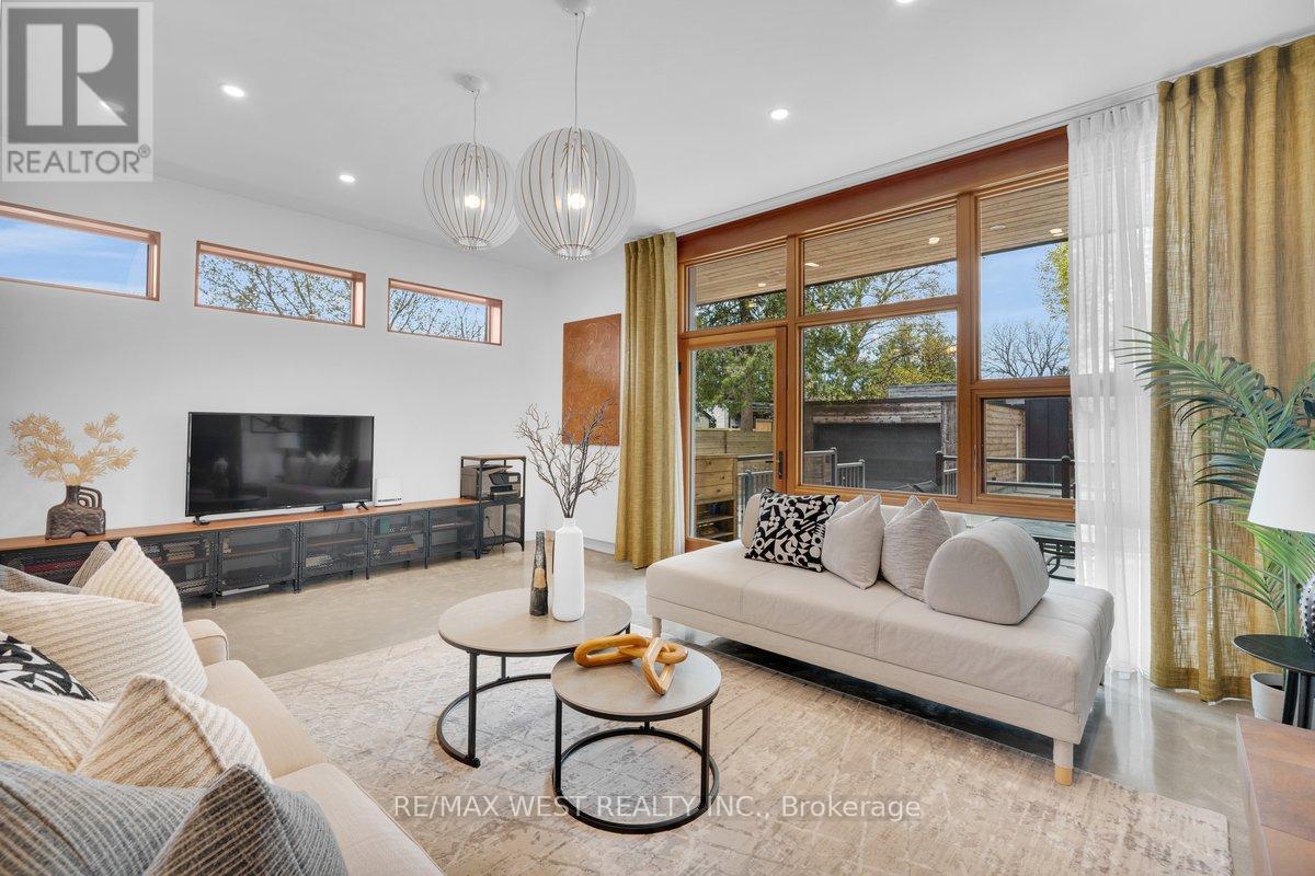38 Smithfield Drive, Toronto, Ontario  M8Y 3M2 - Photo 2 - W13091750