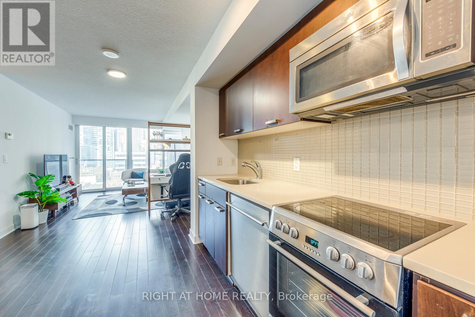 1306 - 295 Adelaide Street W, Toronto, Ontario  M5V 0L4 - Photo 11 - C13218584