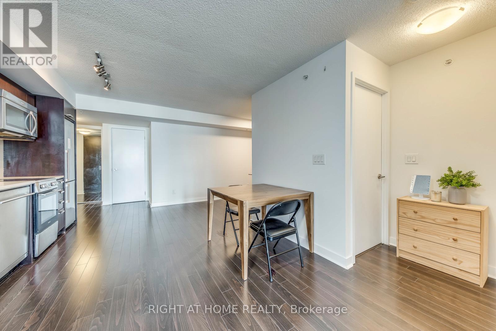 1306 - 295 Adelaide Street W, Toronto, Ontario  M5V 0L4 - Photo 13 - C13218584