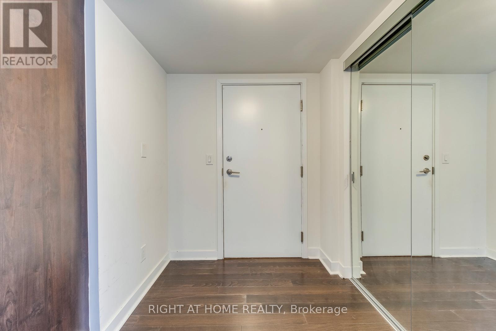 1306 - 295 Adelaide Street W, Toronto, Ontario  M5V 0L4 - Photo 5 - C13218584