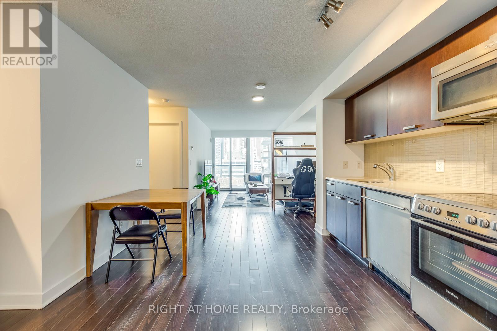 1306 - 295 Adelaide Street W, Toronto, Ontario  M5V 0L4 - Photo 7 - C13218584