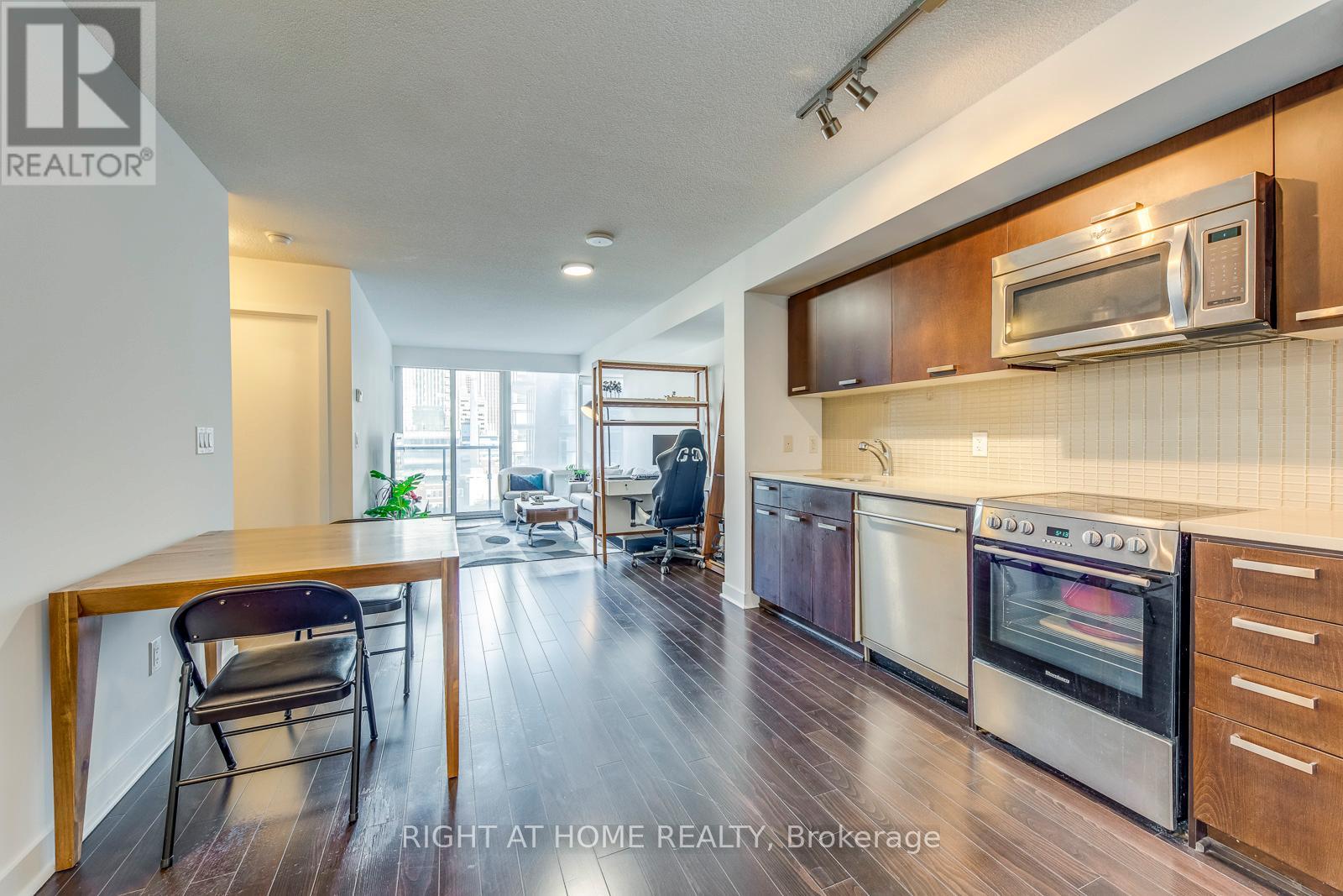 1306 - 295 Adelaide Street W, Toronto, Ontario  M5V 0L4 - Photo 8 - C13218584