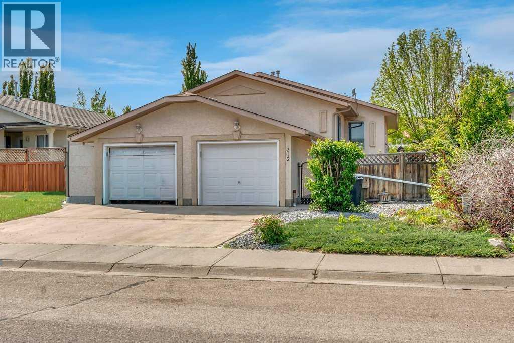 312 Strathaven Drive, Strathmore, Alberta  T1P 1M2 - Photo 1 - A2315796