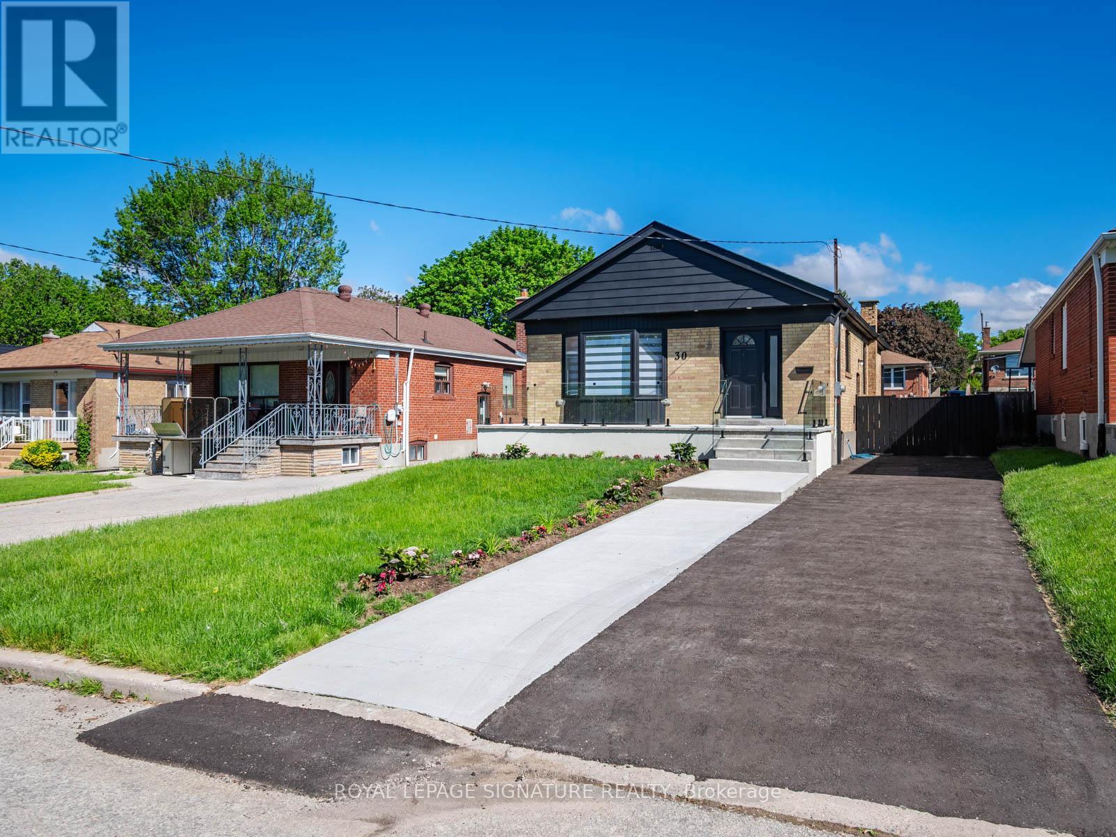 <div class="slider-price">$888,000</div><p>30 Japonica Road, Toronto, Ontario</p>