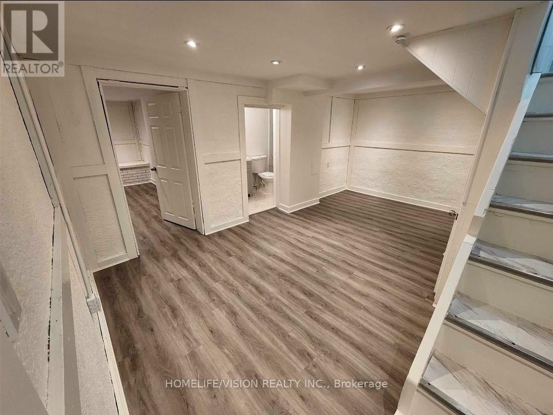 BSMT - 271 SUSSEX AVE AVENUE, Richmond Hill, Ontario