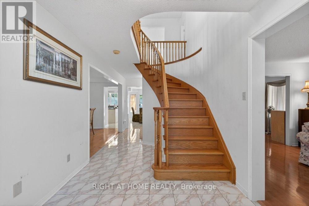 130 Eagleridge Drive, Brampton, Ontario  L6R 1E3 - Photo 4 - W13218576