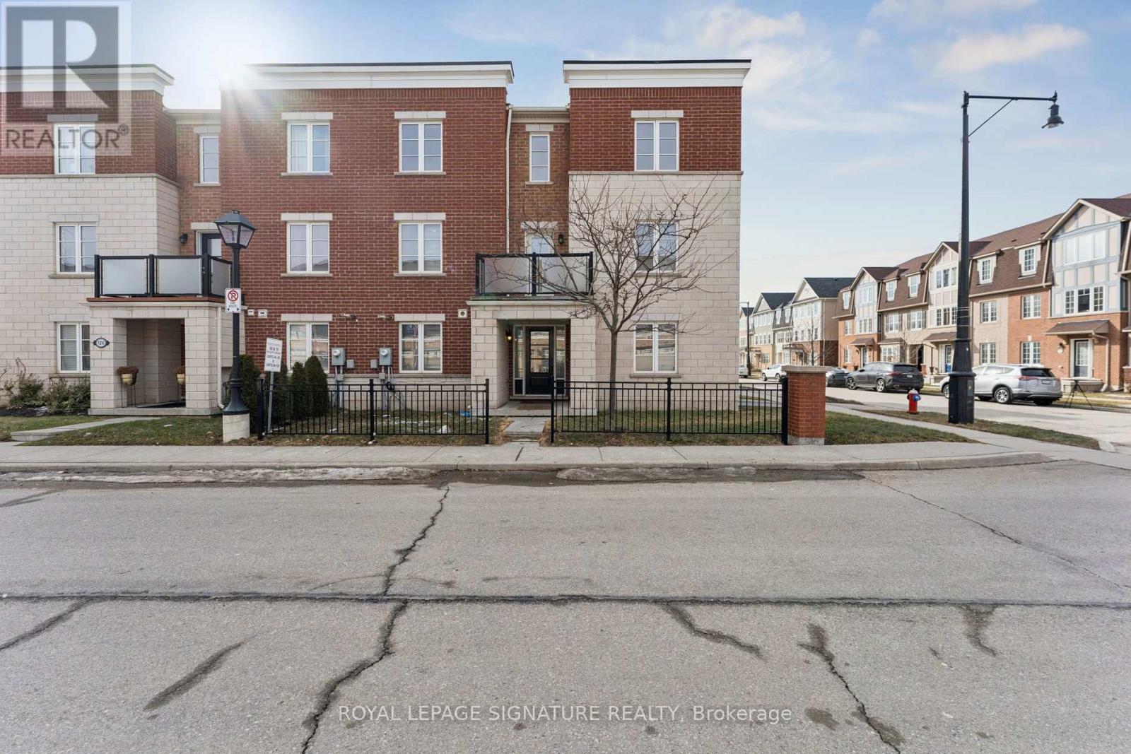 122 Baycliffe Crescent, Brampton, Ontario  L7A 3Y7 - Photo 1 - W13218612