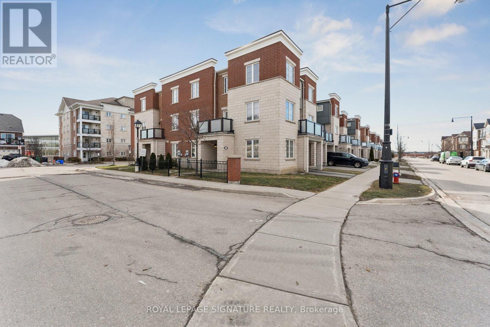 122 Baycliffe Crescent, Brampton, Ontario  L7A 3Y7 - Photo 2 - W13218612