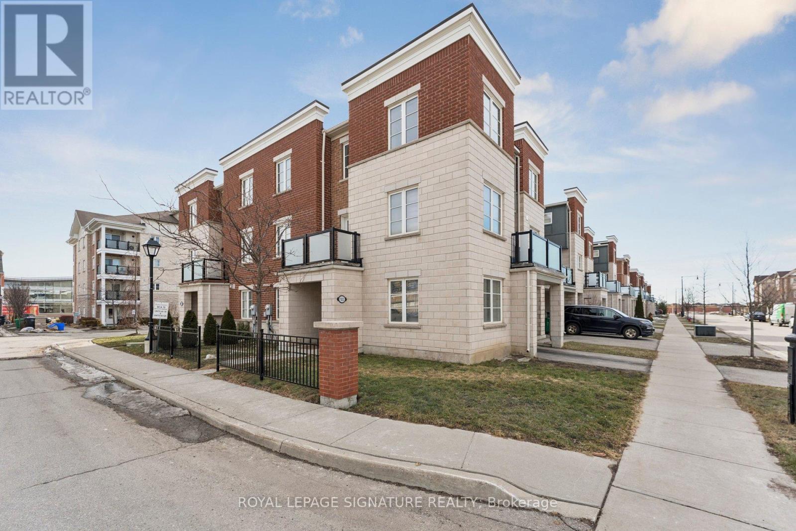 122 Baycliffe Crescent, Brampton, Ontario  L7A 3Y7 - Photo 3 - W13218612
