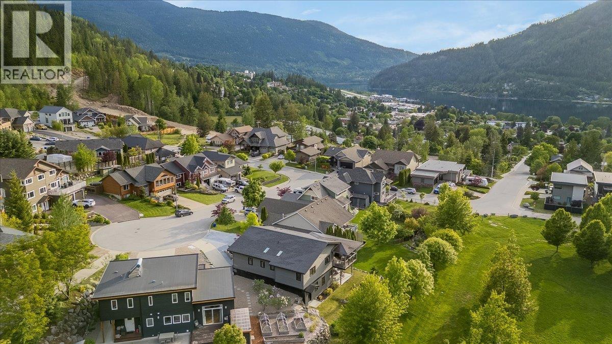 530 Foster Place, Nelson, British Columbia  V1L 7A9 - Photo 9 - 10389170