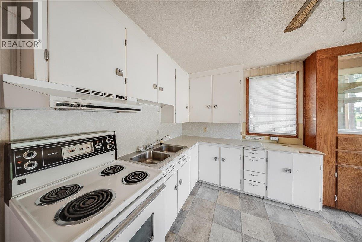 1338 Third Avenue, Trail, British Columbia  V1R 1P4 - Photo 6 - 10389509