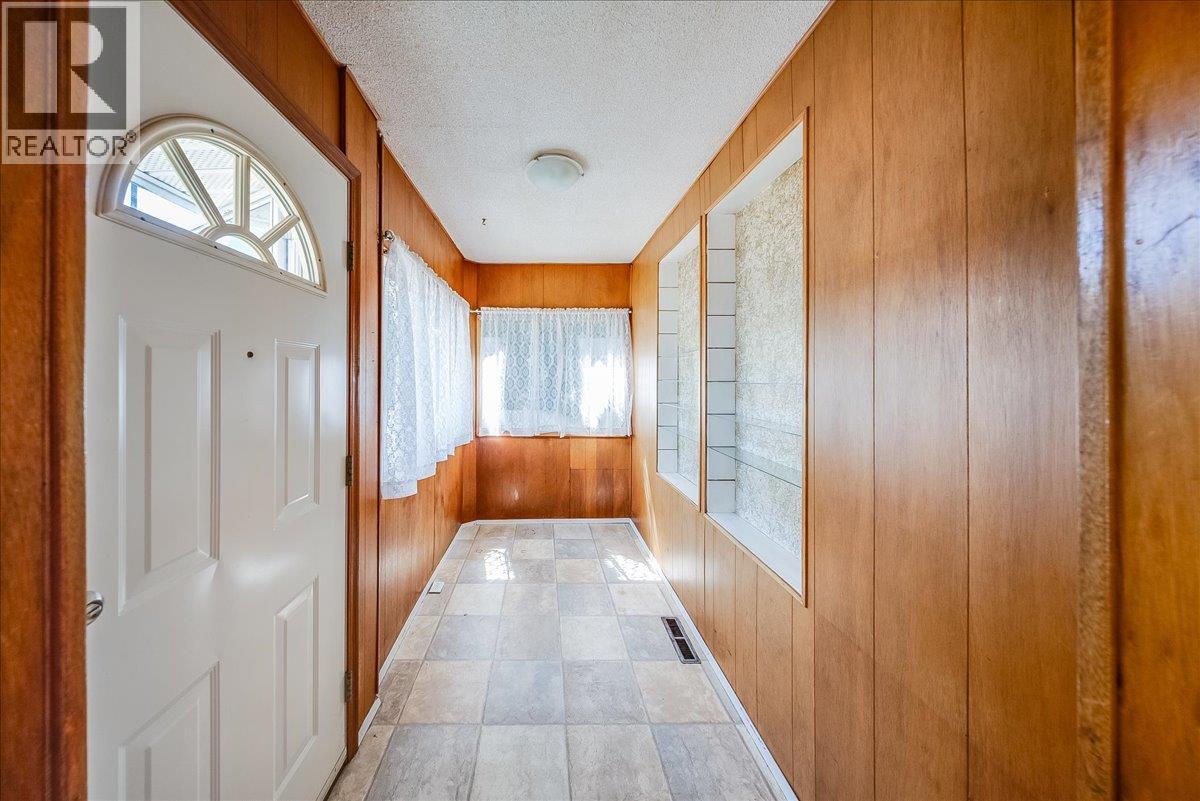 1338 Third Avenue, Trail, British Columbia  V1R 1P4 - Photo 2 - 10389509