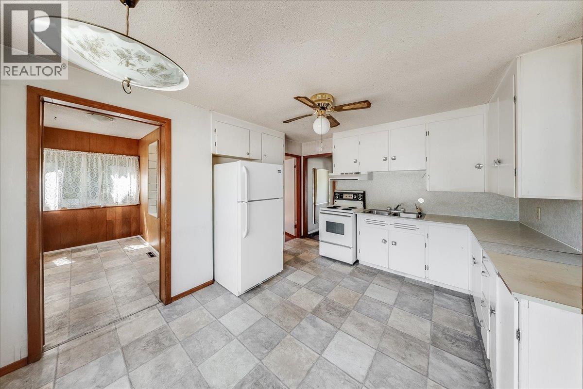 1338 Third Avenue, Trail, British Columbia  V1R 1P4 - Photo 3 - 10389509