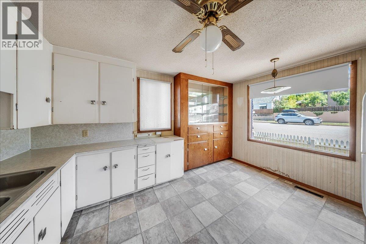 1338 Third Avenue, Trail, British Columbia  V1R 1P4 - Photo 5 - 10389509