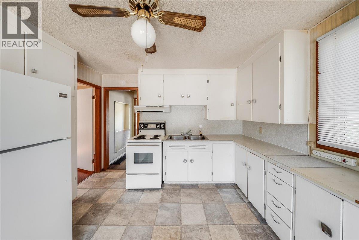 1338 Third Avenue, Trail, British Columbia  V1R 1P4 - Photo 4 - 10389509