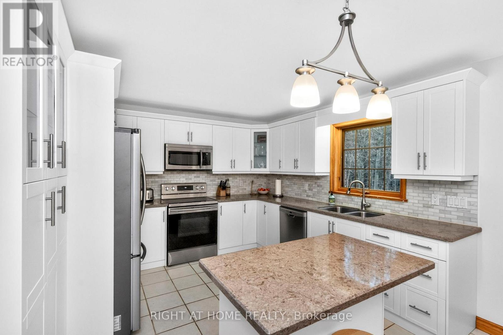77 Cambridge Street, Penetanguishene, Ontario  L9M 1G7 - Photo 6 - S13134844