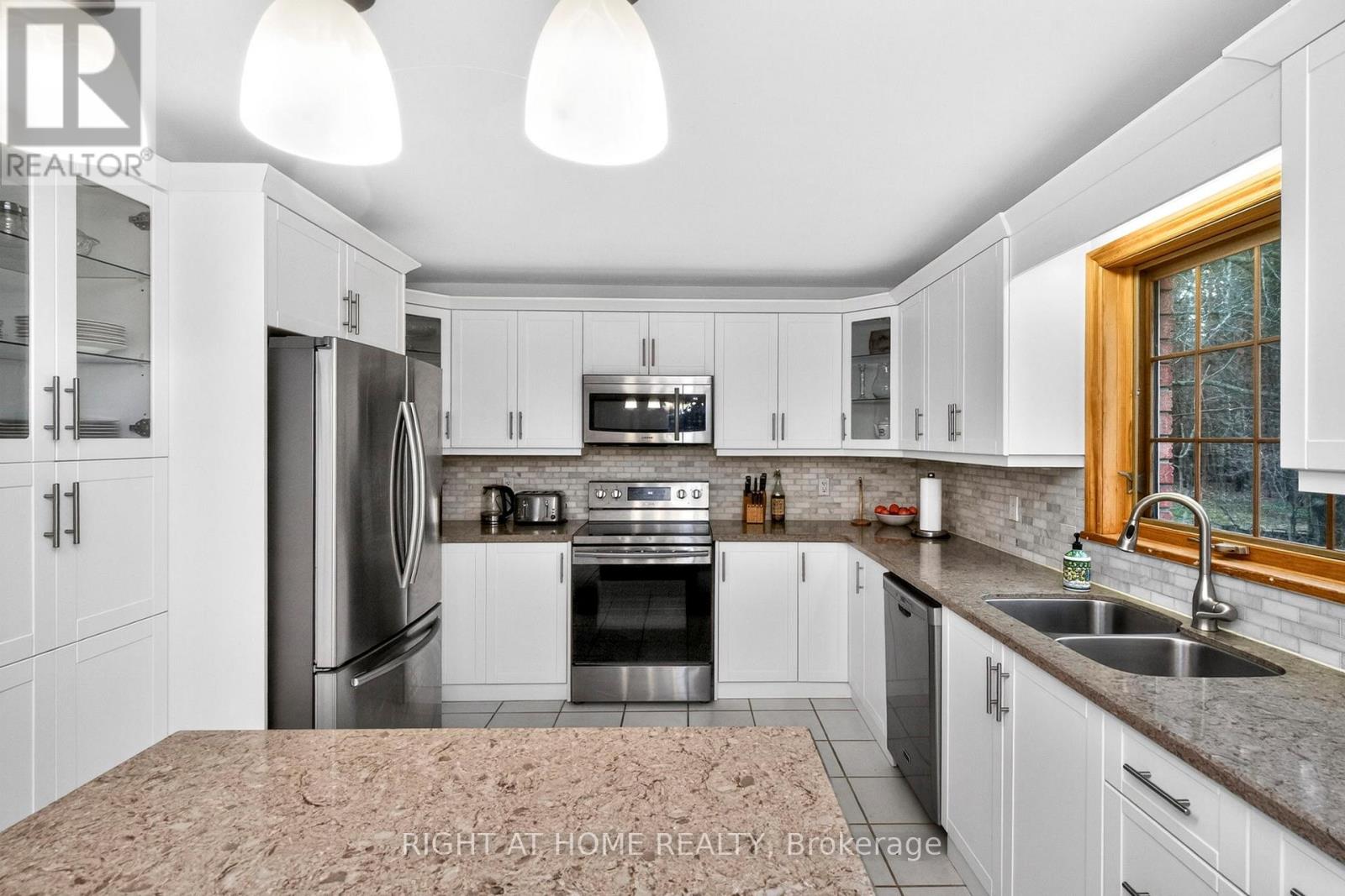77 Cambridge Street, Penetanguishene, Ontario  L9M 1G7 - Photo 7 - S13134844