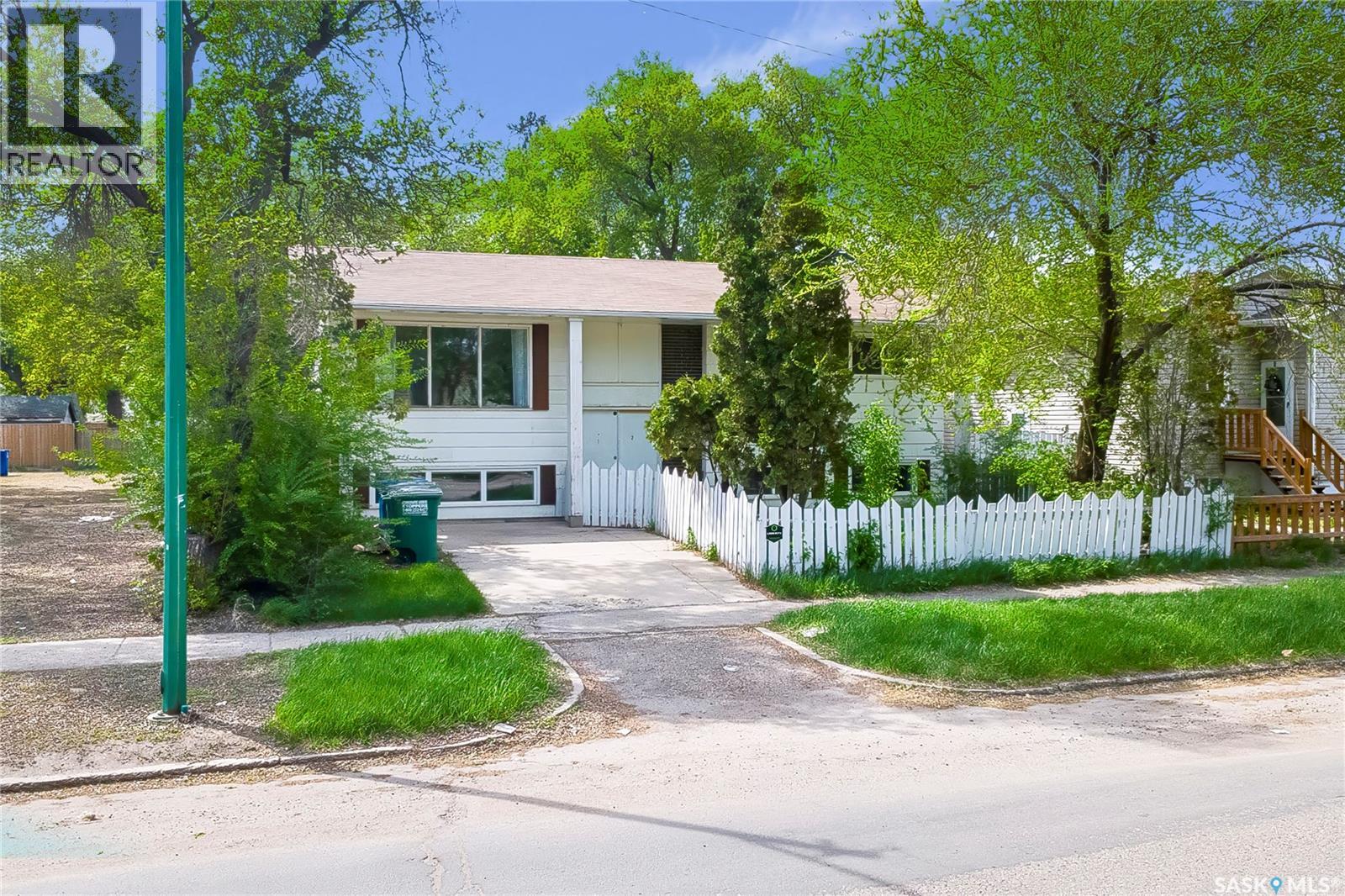 1609 B Avenue N, Saskatoon, Saskatchewan  S7L 1H2 - Photo 3 - SK037643