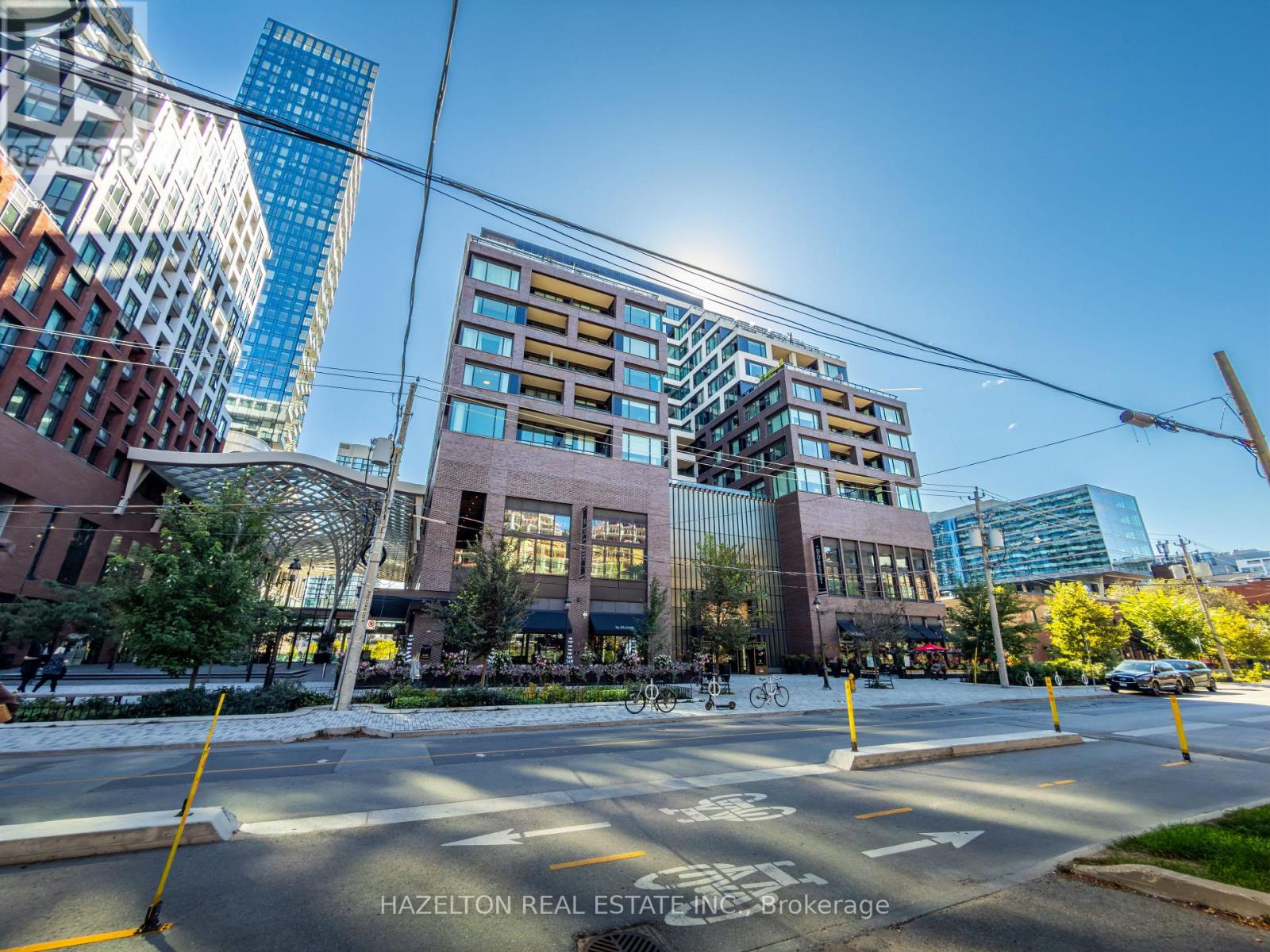 <div class="slider-price">$1,595,000</div><p>301 - 455 Wellington Street W, Toronto, Ontario</p>