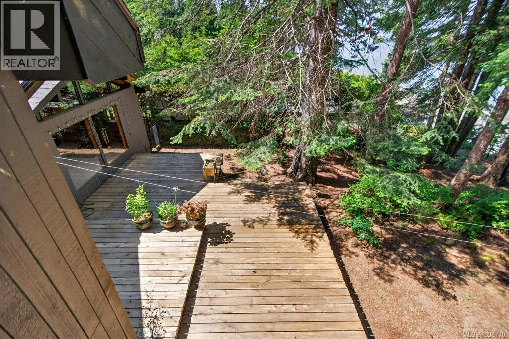 7630 Ships Point Rd, Fanny Bay, British Columbia  V0R 1W0 - Photo 12 - 1038778