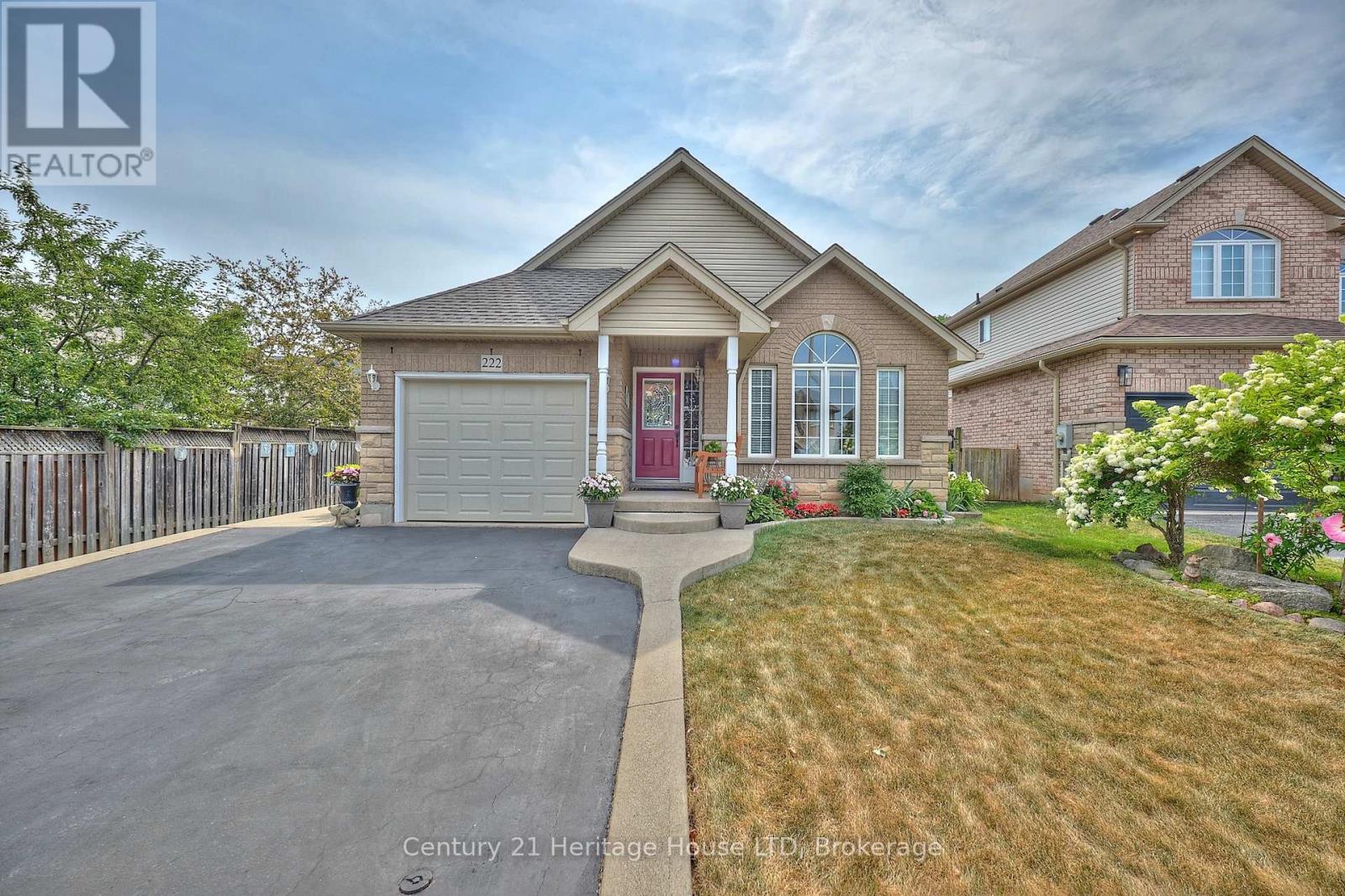 222 Dorchester Drive, Grimsby, Ontario  L3M 5K8 - Photo 4 - X12708034