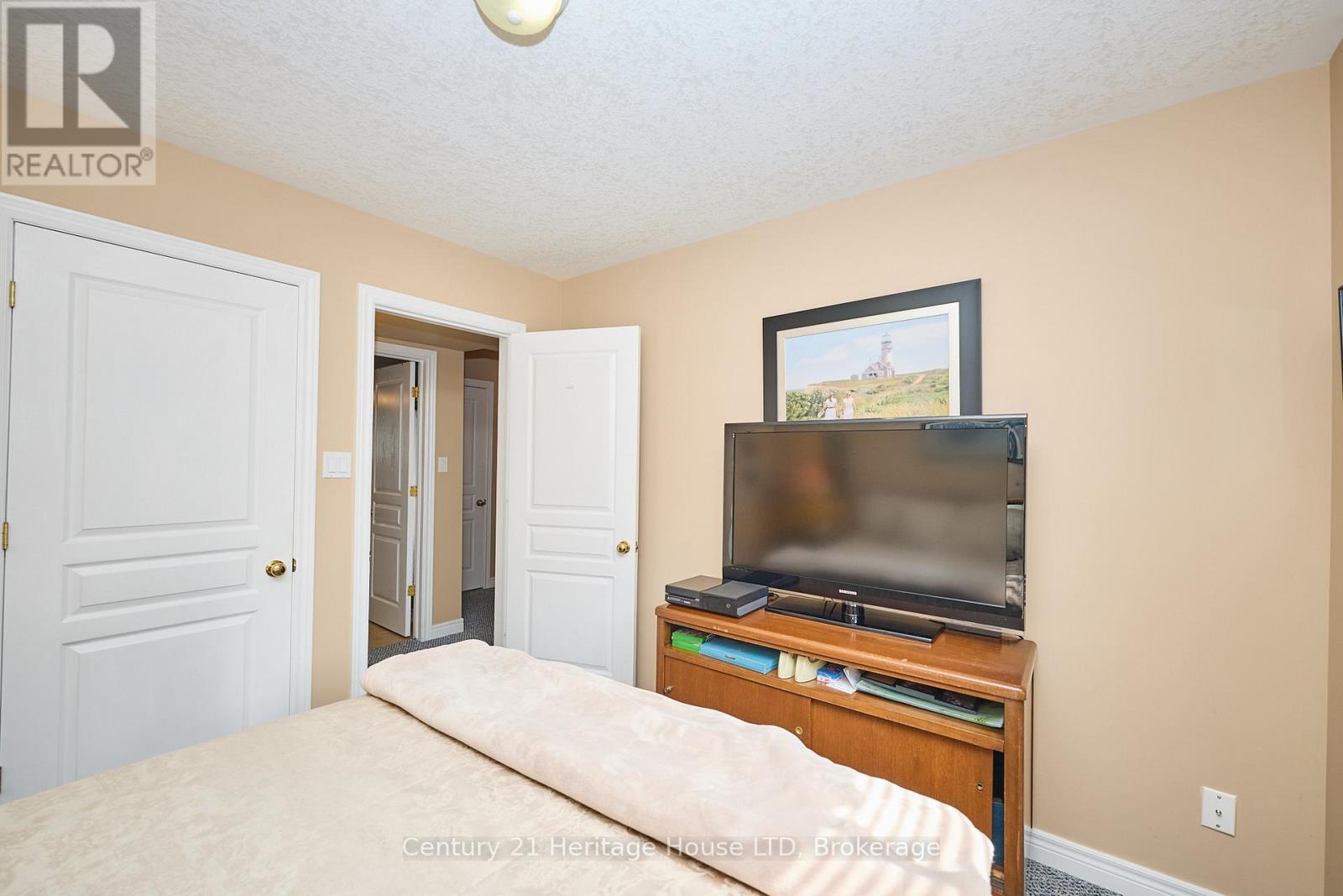 222 Dorchester Drive, Grimsby, Ontario  L3M 5K8 - Photo 27 - X12708034