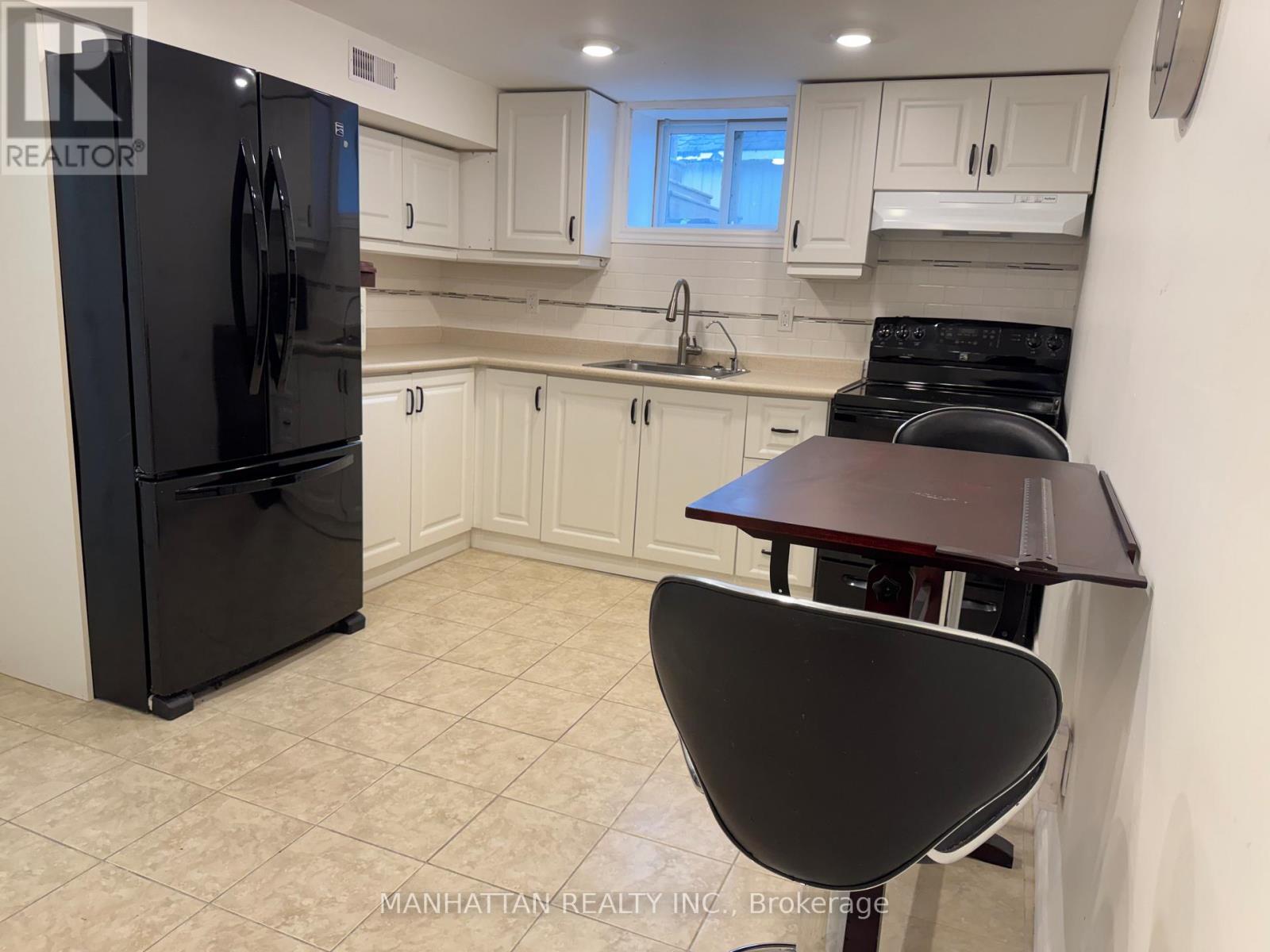 10 Victor Drive, Whitchurch-Stouffville, Ontario  L4A 3G5 - Photo 17 - N12681452