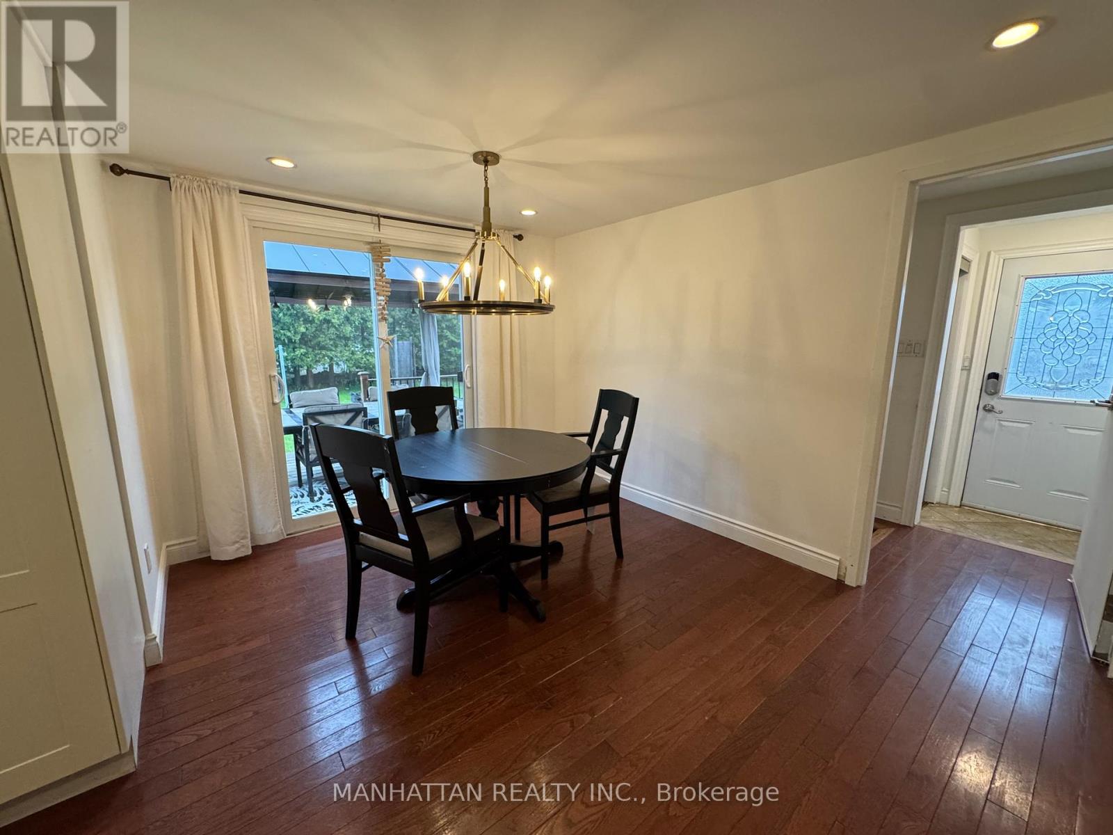 10 Victor Drive, Whitchurch-Stouffville, Ontario  L4A 3G5 - Photo 7 - N12681452