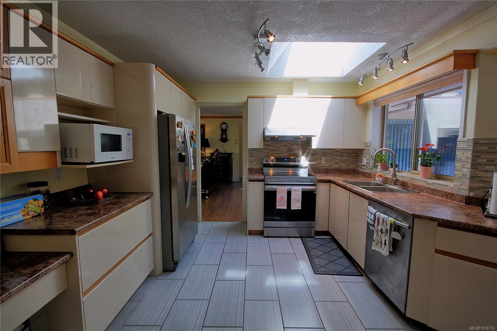 4355 Emily Carr Dr, Saanich, British Columbia  V8X 5E3 - Photo 18 - 1038770
