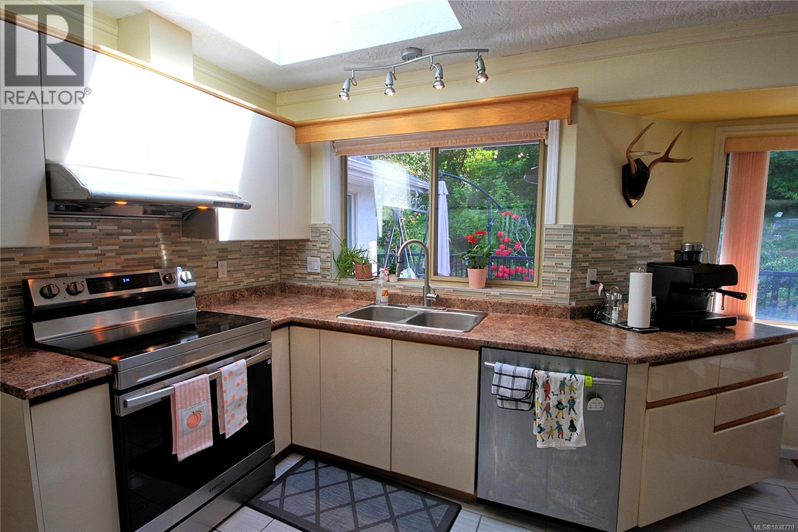 4355 Emily Carr Dr, Saanich, British Columbia  V8X 5E3 - Photo 19 - 1038770