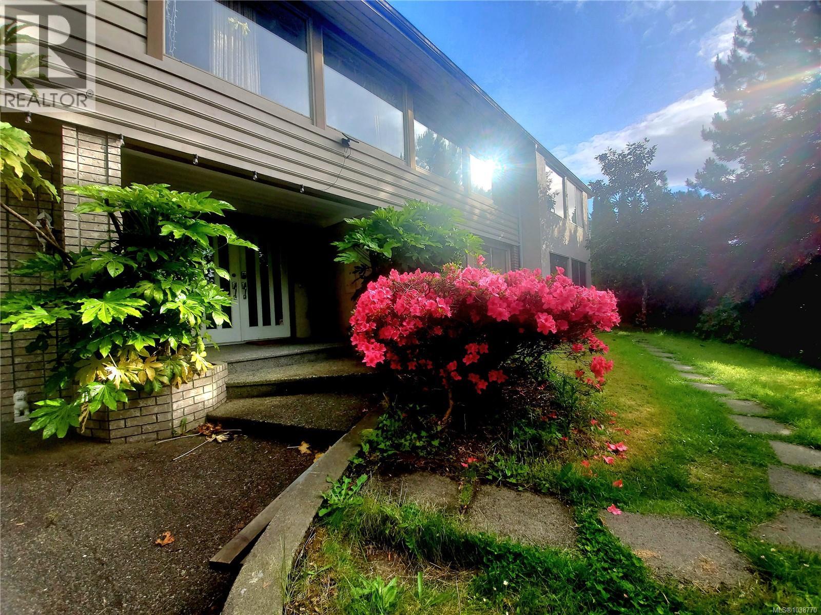 4355 Emily Carr Dr, Saanich, British Columbia  V8X 5E3 - Photo 2 - 1038770