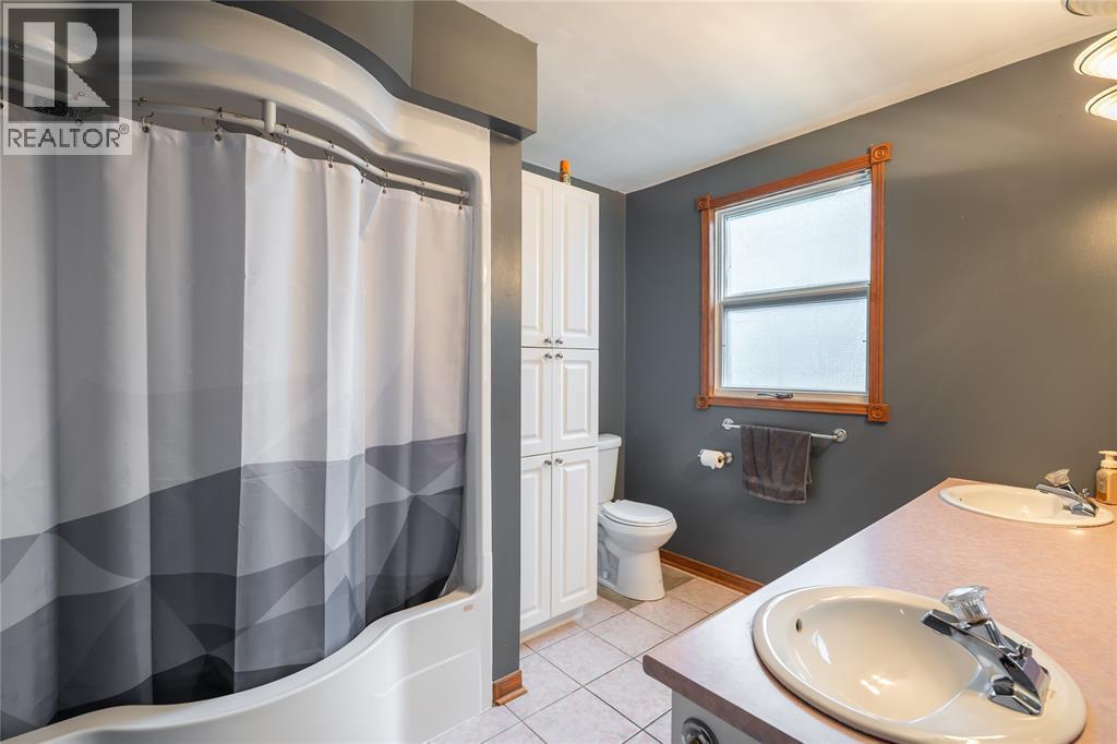 1736 Dufferin Avenue, Wallaceburg, Ontario  N8A 2X4 - Photo 15 - 26010234