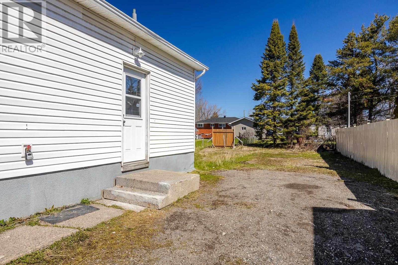 48 Churchill Ave, Sault Ste. Marie, Ontario P6C 2R2 - Photo 3 - SM261122